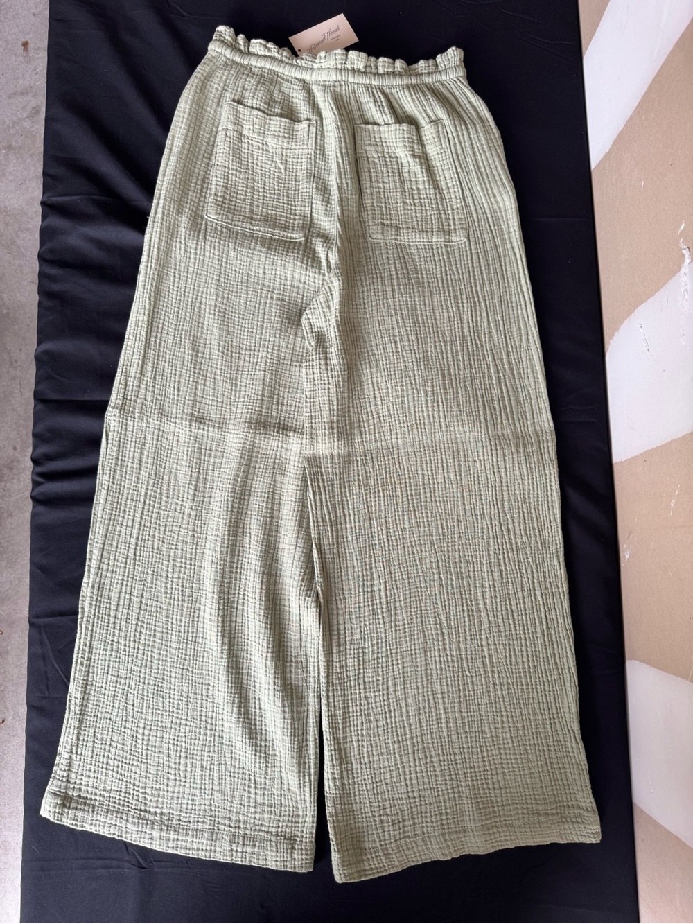 NWT Universal Thread Light Sage Green Crinkle Gauze Wide Leg Pants Women's M - Picture 2 of 3